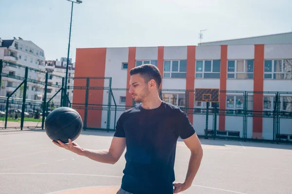 Fuerte jugador de baloncesto masculino preparándose para un partido de baloncesto en —  Fotos de Stock