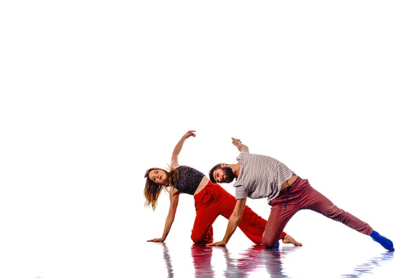 Dva talentovaní tanečníci cvičící ve velkém studiu — Stock fotografie
