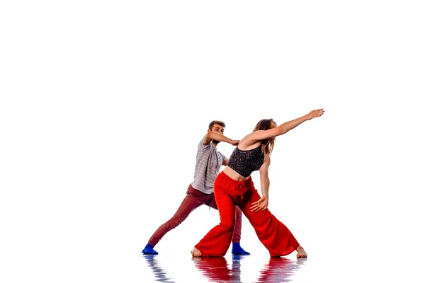 Двоє молодих брейк-танцюристів танцюють разом — стокове фото