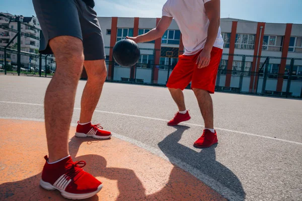 Due giocatori di basket di strada che giocano uno su un sacco di primo piano — Foto Stock