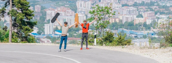 Спортсмени тримають свої довгі дошки високо в повітрі і чі — стокове фото