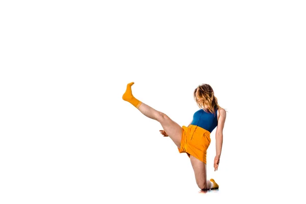Joven bailarina de hip hop realizando acrobacias aisladas sobre una espalda blanca —  Fotos de Stock