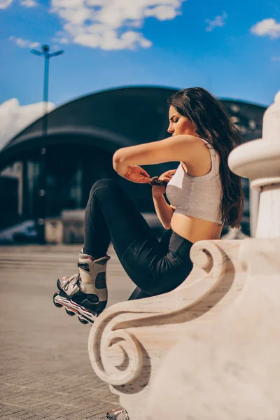 젊은 여자 착용 롤러 스케이트 옥외 — 스톡 사진