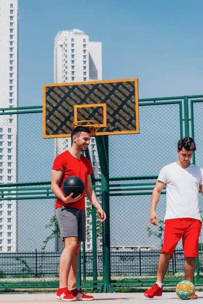 Två Killar Spela Basket — Stockfoto