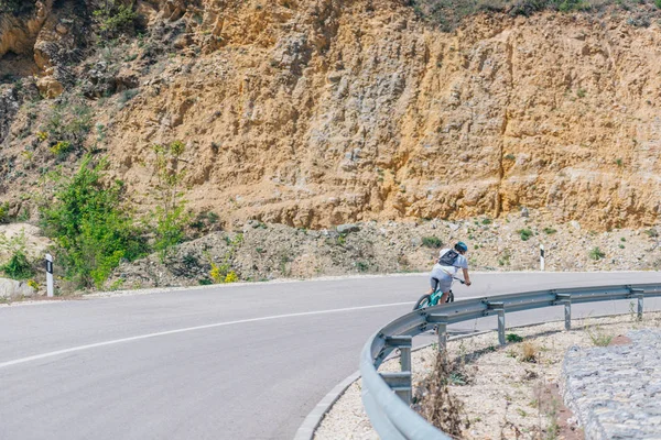 Fit Biker bergab an einem sonnigen Tag in Fahrradbekleidung. — Stockfoto