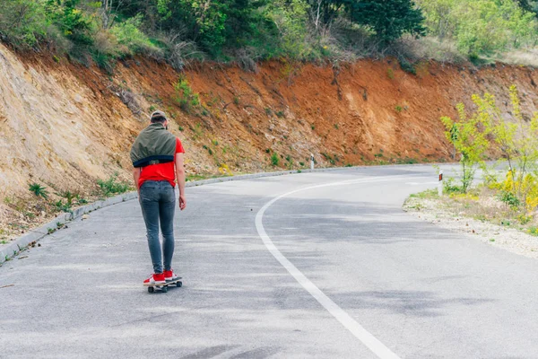 Uzun boylu fit erkek toplayarak Longboarder bir güneşe yokuş aşağı onun Longboard sürme — Stok fotoğraf