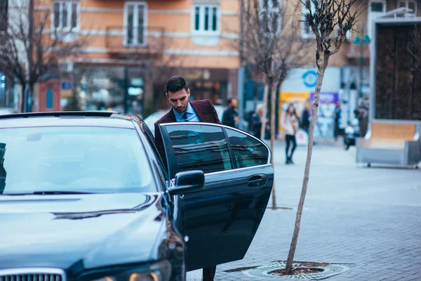 Unternehmer (Geschäftsmann) steht in einem städtischen Gebiet und trägt — Stockfoto