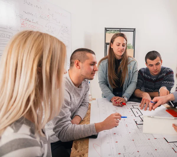 Grupo de jóvenes emprendedores planificar y discutir la forma en que el debe —  Fotos de Stock