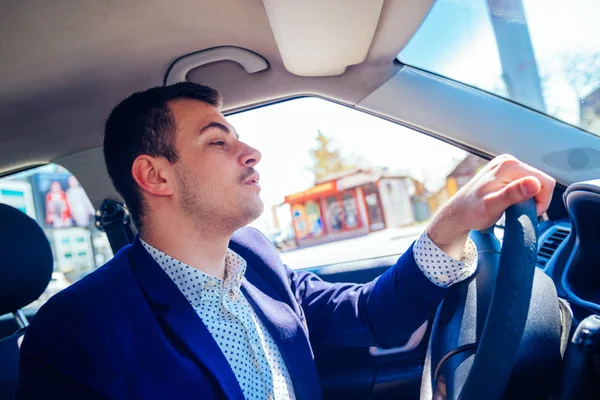 사업가는 t에서 자신의 도시 자동차를 운전하는 동안 자신의 휴대 전화에 이야기 — 스톡 사진