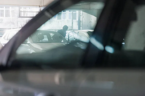 Ladrón robando un coche — Foto de Stock