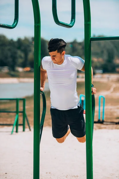 Knappe gespierde jonge man hebben CrossFit training — Stockfoto