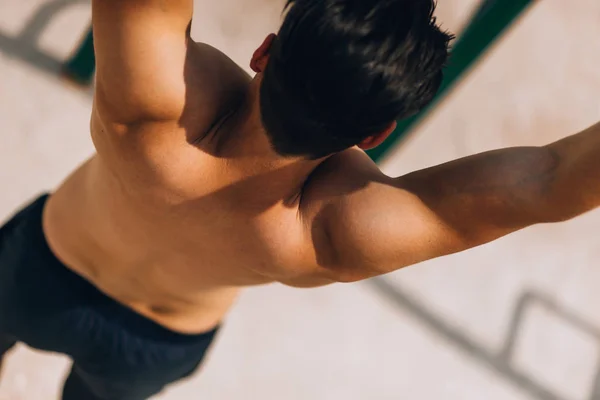 Jonge trotse shirtless man die zich uitstrekt na een zeer harde workout — Stockfoto