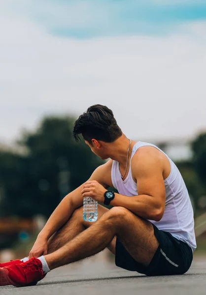 Fit mens drinkwater na training — Stockfoto