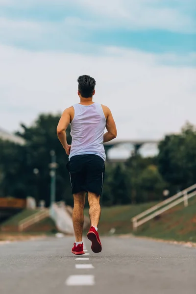 Mannelijke atleet sprinten tempo opleiding voor marathon buiten — Stockfoto