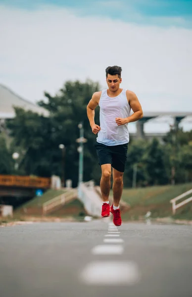 Jonge Caucaisan man lopen buitenshuis in Park — Stockfoto