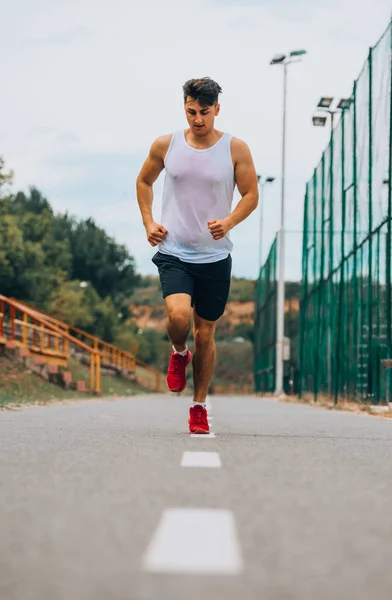 Sportieve jogger gaat voor een run op het gebied van de stedelijke stad — Stockfoto