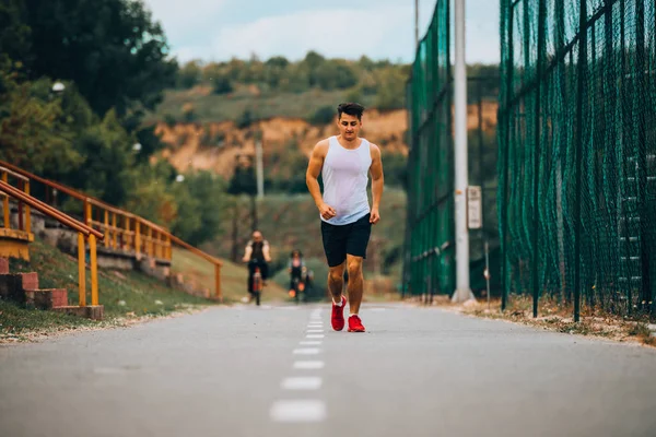 Mannelijke atleet sprinten tempo opleiding voor marathon buiten — Stockfoto