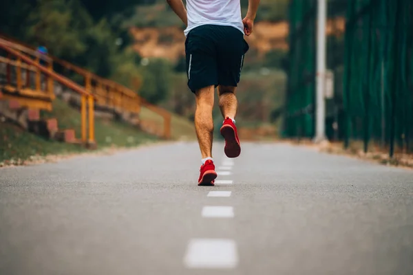 在市区跑步的年轻健身男子 — 图库照片