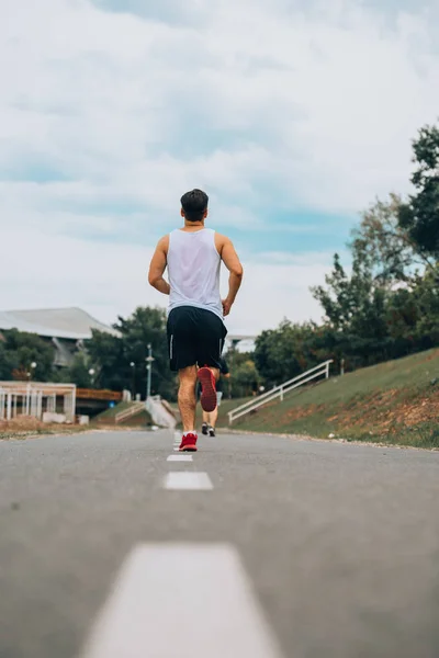 Läufer läuft für Marathon — Stockfoto