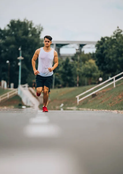 Sportive man training joggen buitenshuis — Stockfoto