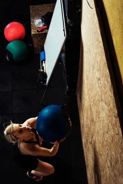 Mujer haciendo entrenamiento crossfit en el gimnasio — Foto de Stock