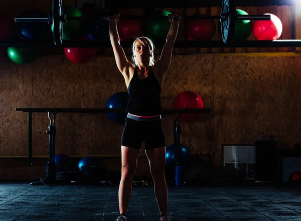 Chica de entrenamiento en el gimnasio — Foto de Stock