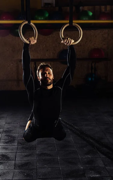 Crossfit spor salonunda jimnastik yüzükleriyle çalışan adam. — Stok fotoğraf