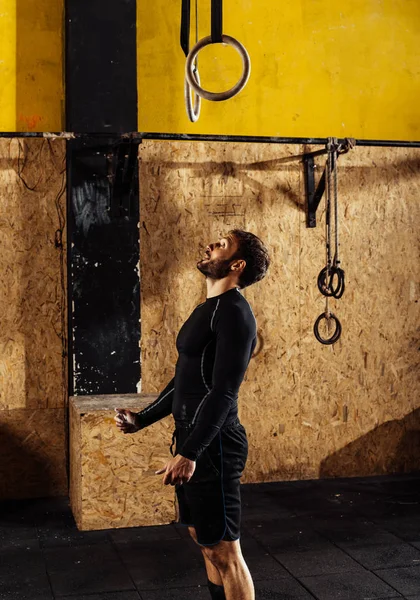 Sakallı adam CrossFit eğitim yapıyor — Stok fotoğraf