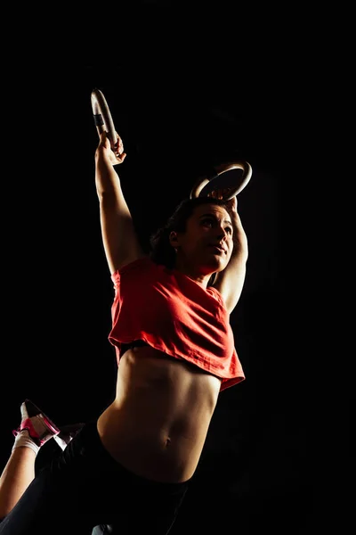 크로스 핏 딥 링 소녀 운동 에서 체육관 디핑 운동 — 스톡 사진