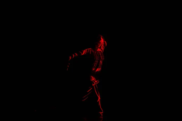 Bailarina de ballet bailando frente a la luz roja mientras expresa —  Fotos de Stock