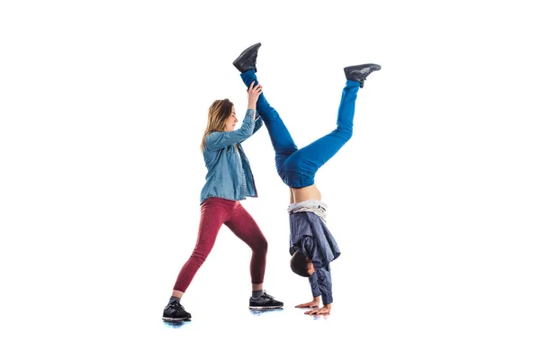 Día de entrenamiento de un hombre mientras hace handstand — Foto de Stock