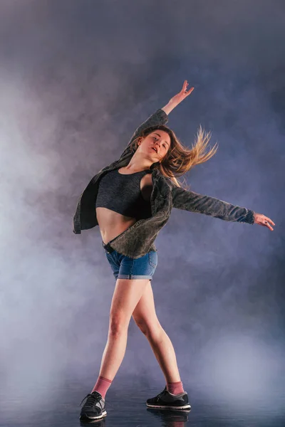 Femme danseuse montre son élégance en déplaçant sa jambe arrière haute — Photo