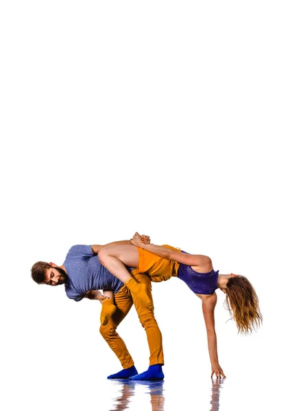 Bailando pareja sobre el fondo brillante — Foto de Stock