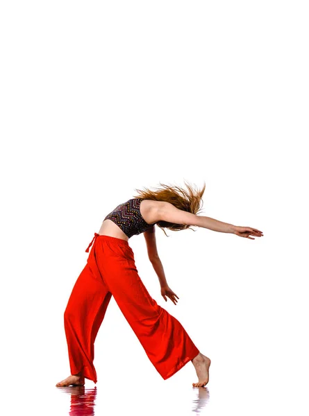 아름다운 댄스 동작에 에너지 젊은 여성 댄서의 전체 — 스톡 사진