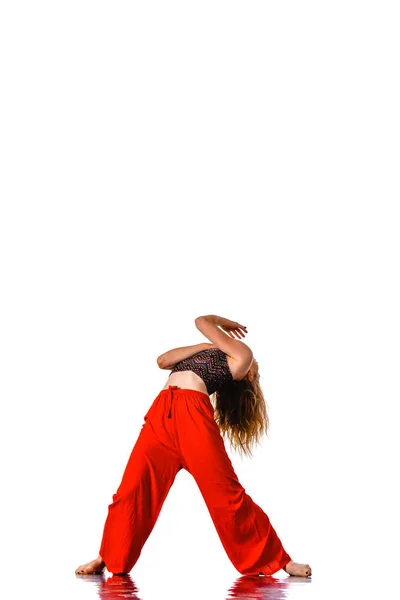 Jovem dançarina mulher enérgica com corpo atlético exercício — Fotografia de Stock