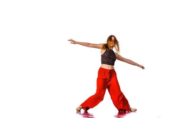 Moderne aktive Künstlerin tanzt aufgeregt posiert im Studio. sp — Stockfoto