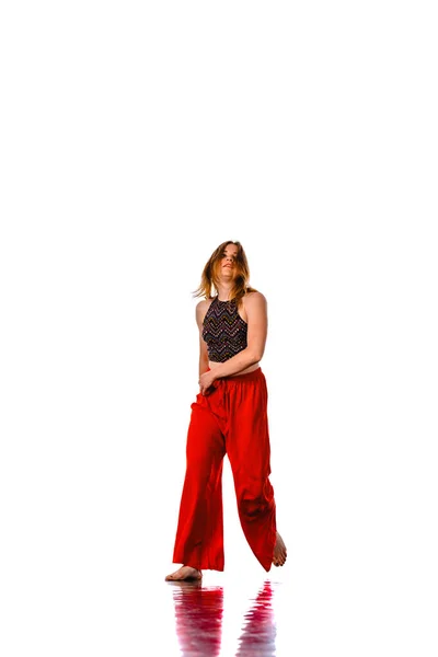 Moderne Teenie-Tänzerin gegen Isolation auf weißem Hintergrund — Stockfoto
