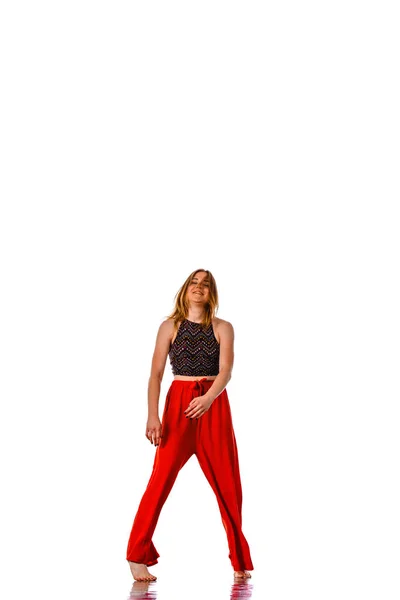 Voller Energie junge Tänzerin in einem schönen Tanzschritt — Stockfoto