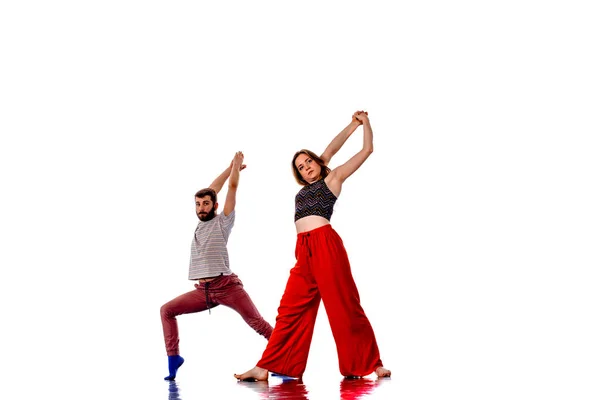Due giovani breakdancer che ballano insieme — Foto Stock