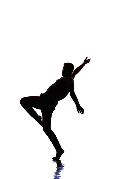 Silhouette performer sta facendo breakdance su parete bianca — Foto Stock