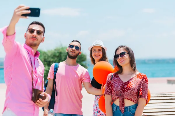 Um par de turistas está explorando nova cidade juntos. Sorrindo e m — Fotografia de Stock