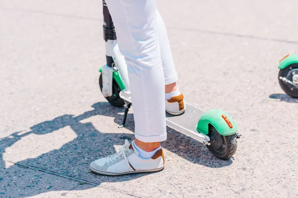 Крупним планом вид на ноги людини на електричному скутері зовні — стокове фото