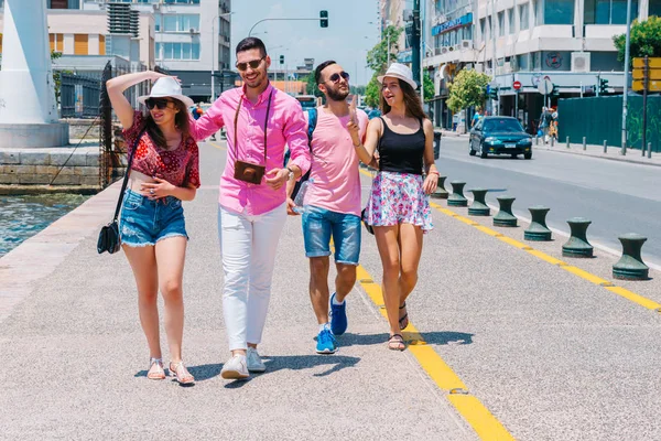 Ein paar Touristen erkunden gemeinsam eine neue Stadt. lächelnd ein — Stockfoto