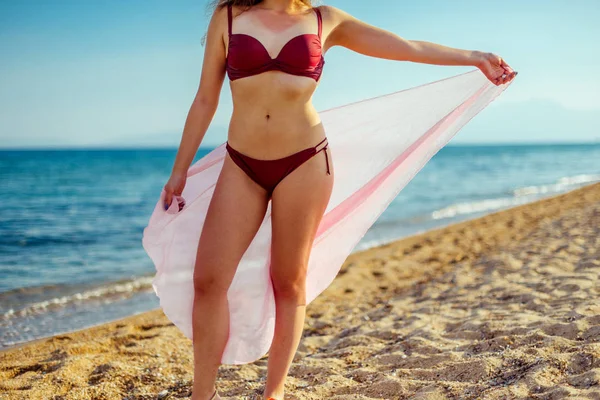 Безтурботний, молода жінка розслабляється на піщаному пляжі — стокове фото