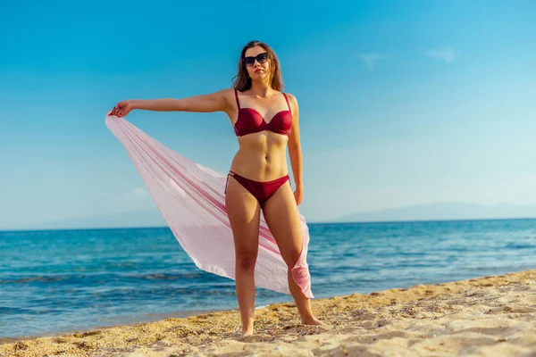 Carefree, Genç kadın kumlu plajda rahatlatıcı — Stok fotoğraf