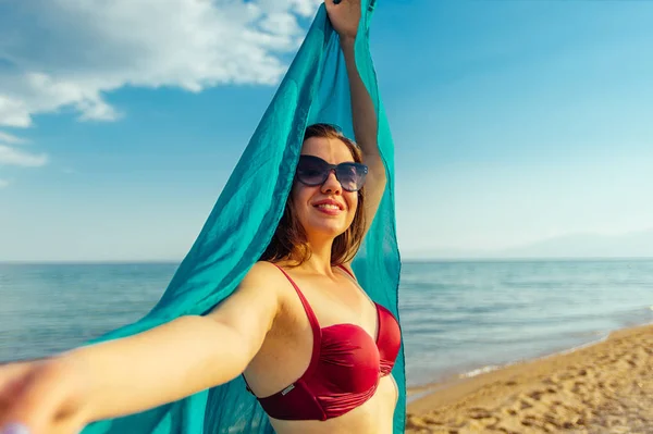 Beautiful fit body girl on luxury travel vacation — Stock Photo, Image