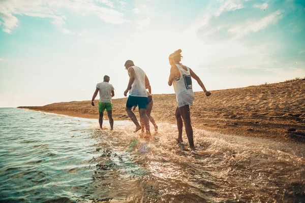 Группа друзей играют вместе в воде — стоковое фото