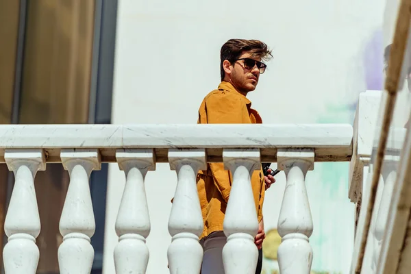 Hombre adorable caminando en la terraza — Foto de Stock