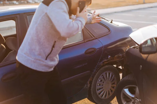 Homme regardant les dommages de sa voiture — Photo