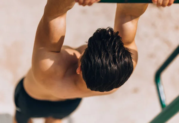 年轻的无衬衫男子做推起来锻炼一个非常艰苦的锻炼 — 图库照片